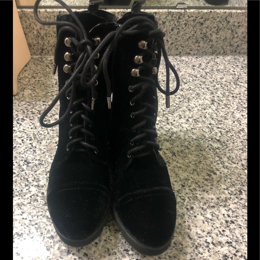 Women’s Donald Pliner “ combat style boots “